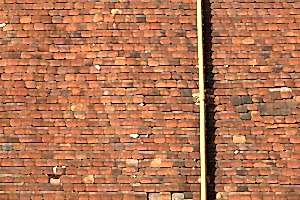 Ratting pipe against loose bricks